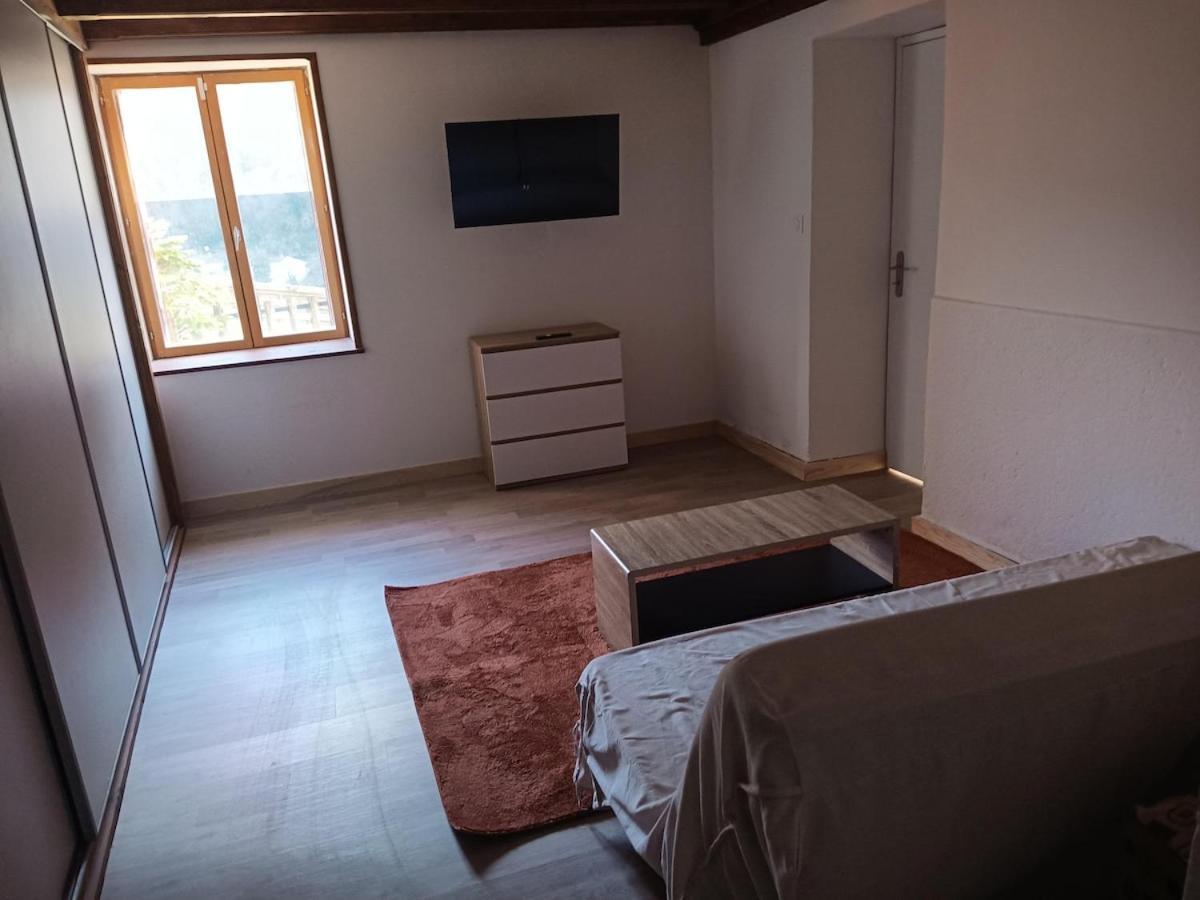 Laura Happy Guest House Tenay Dış mekan fotoğraf