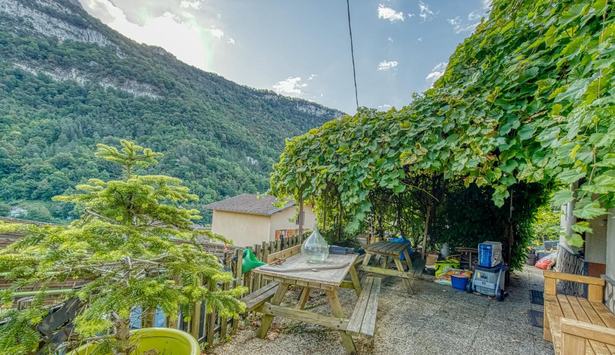 Laura Happy Guest House Tenay Dış mekan fotoğraf